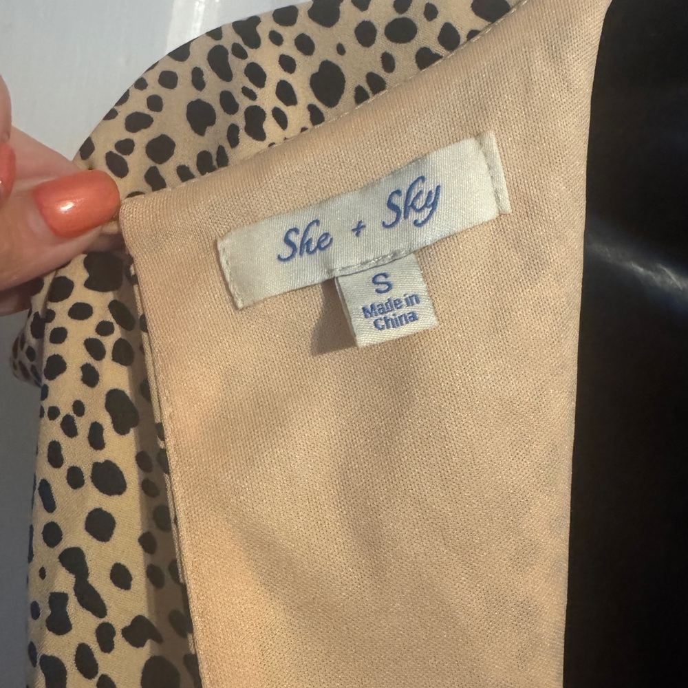 She + Sky Shorts Romper Animal Print V-Neck Peekaboo Back Slit Size S - Picture 9 of 10